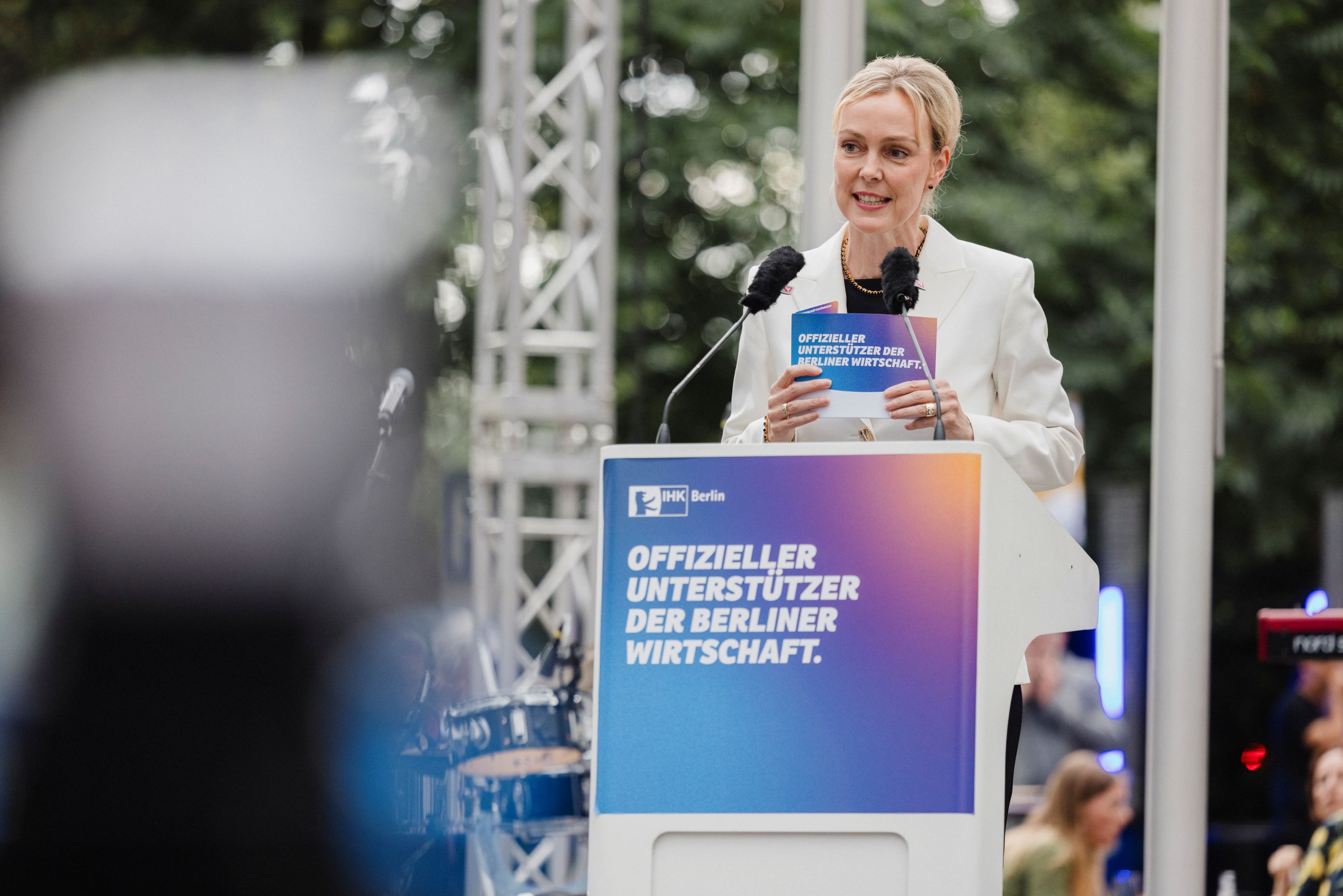 IHK-Hauptgeschäftsführerin Manja Schreiner betonte beim Sommerempfang die Bedeutung einer starken Berliner Wirtschaft für Wohlstand, Innovation und gesellschaftliche Stabilität |  Konstantin Gastmann / IHK Berlin